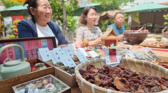 融媒·见证丨杏子熟了，返乡创业的他们更忙了——小院儿“带货”