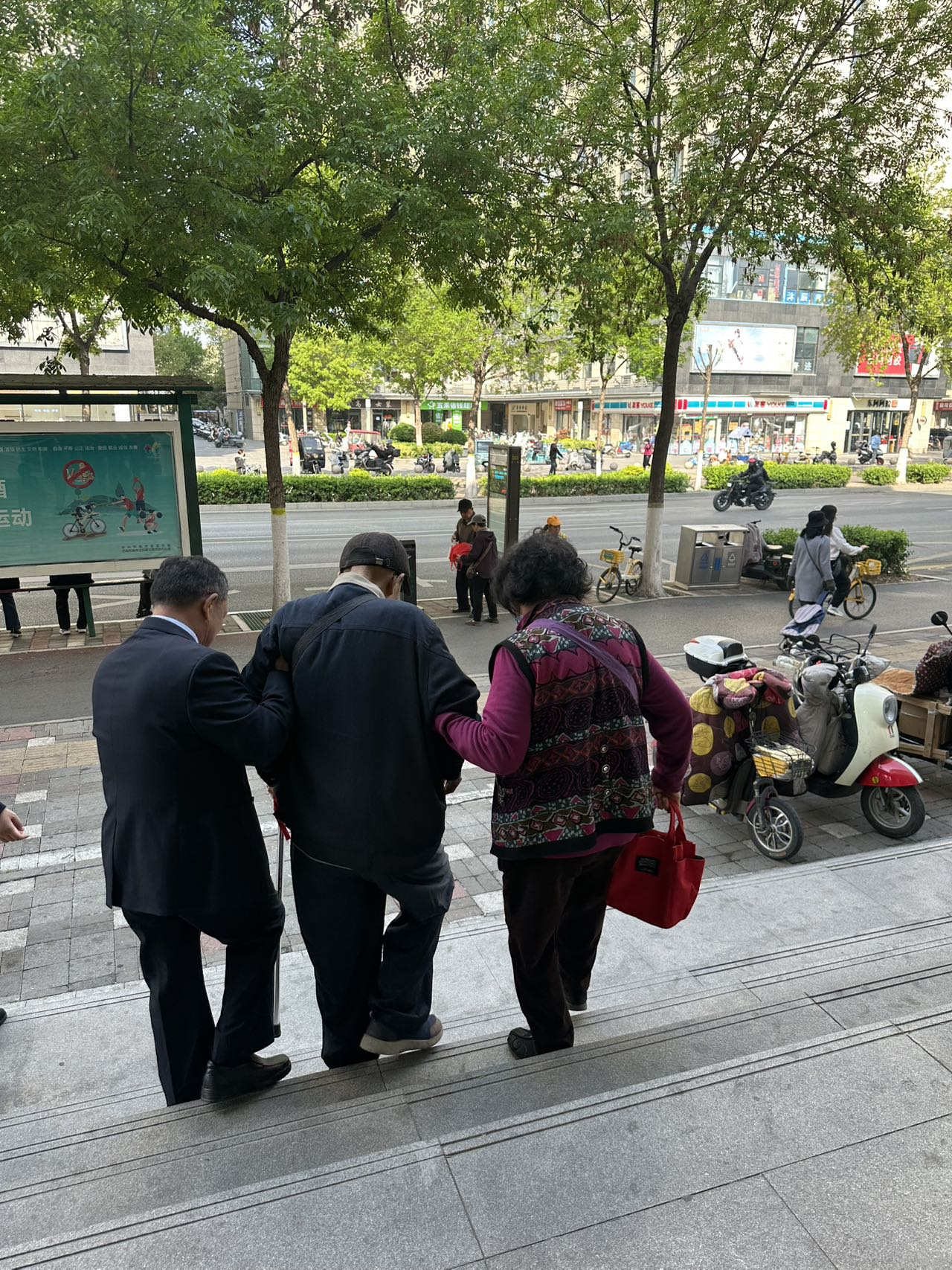 建行洪楼东路支行：以暖心服务诠释“善建重阳”品牌内涵