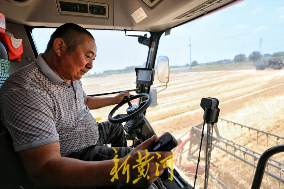 从奔走到守望，他们见证麦田的时代变迁——济南麦客夫妻的27载麦收路