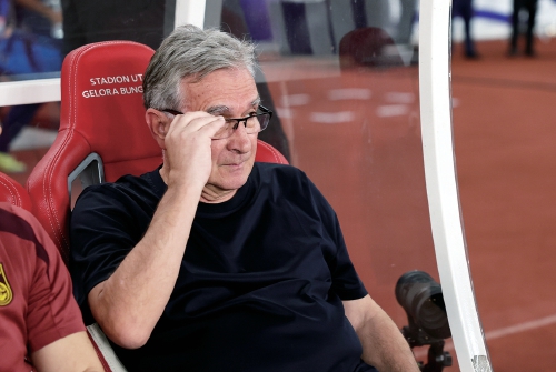 国足抵达重庆备战荣誉之战 伊万是否离任暂无定论