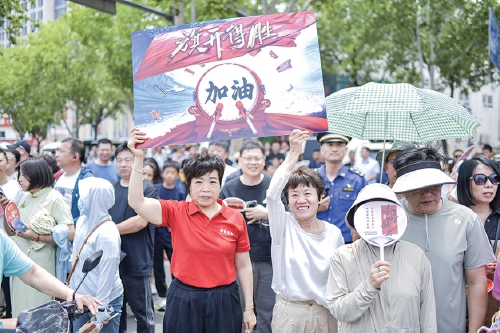 济南：场内学子奋笔疾书，场外家长花式陪考