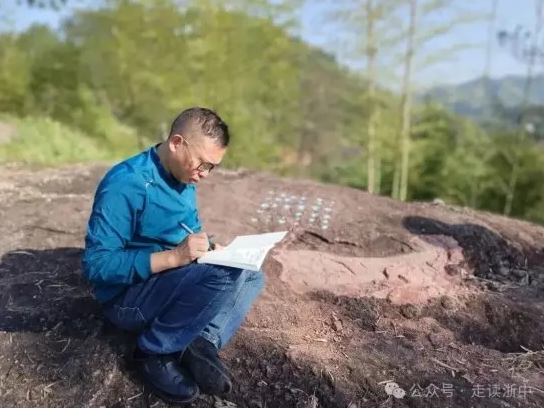 《浙江岩画：“上山”溯源》作者蒋中意赴中国美院学术交流