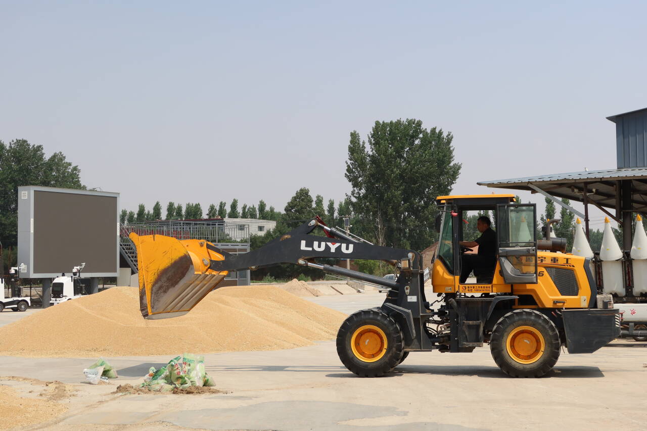 融媒·画像丨粮田“父子兵”：“钢铁机甲”列阵，“数字军团”作业