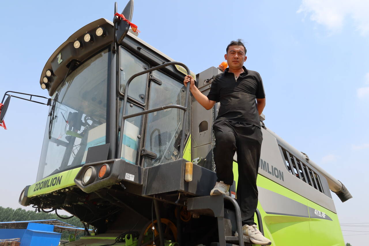 融媒·画像丨粮田“父子兵”：“钢铁机甲”列阵，“数字军团”作业