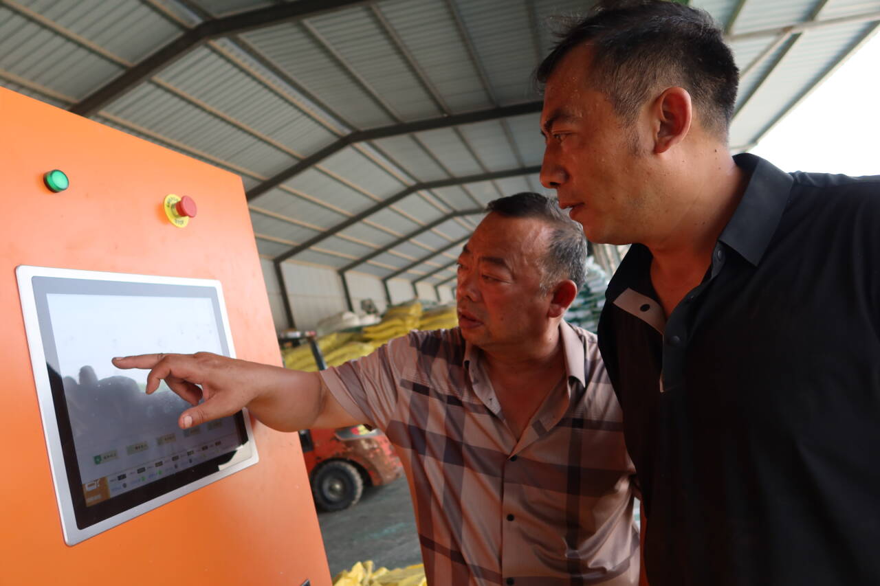 融媒·画像丨粮田“父子兵”：“钢铁机甲”列阵，“数字军团”作业