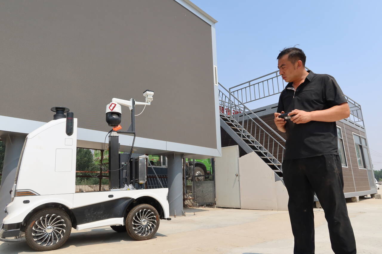 融媒·画像丨粮田“父子兵”：“钢铁机甲”列阵，“数字军团”作业