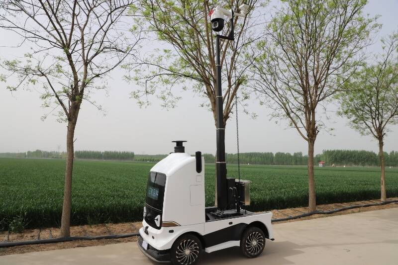 融媒·画像丨粮田“父子兵”：“钢铁机甲”列阵，“数字军团”作业