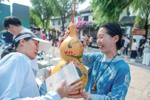 首届济南非遗魅力周在百花洲历史文化街区启幕