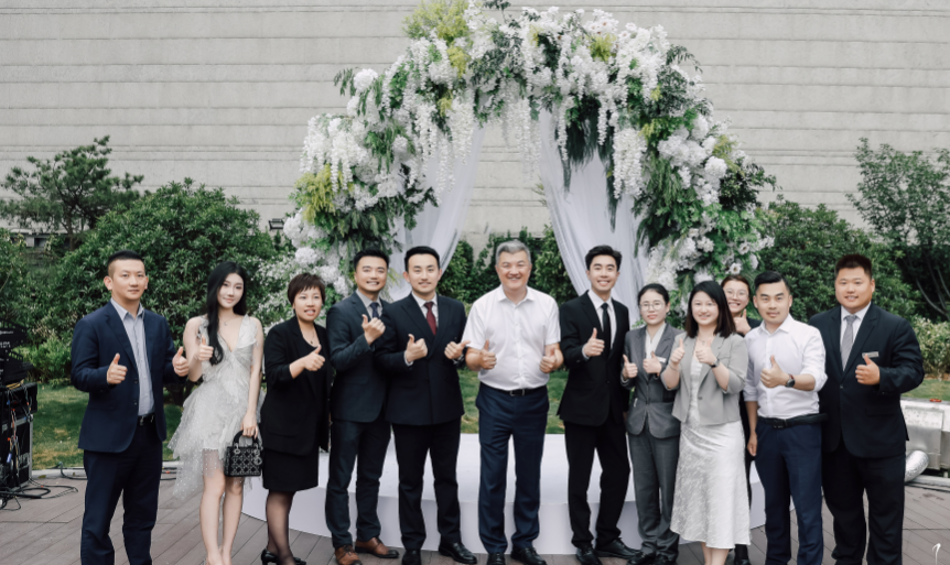 绿意作证，爱意满溢：济南鲁能希尔顿酒店及公寓与天源创意婚礼公司联手打造“天悦希境”夏日户外婚礼沙龙