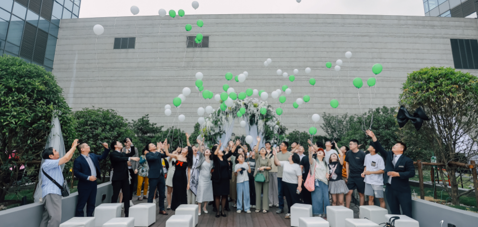绿意作证，爱意满溢：济南鲁能希尔顿酒店及公寓与天源创意婚礼公司联手打造“天悦希境”夏日户外婚礼沙龙