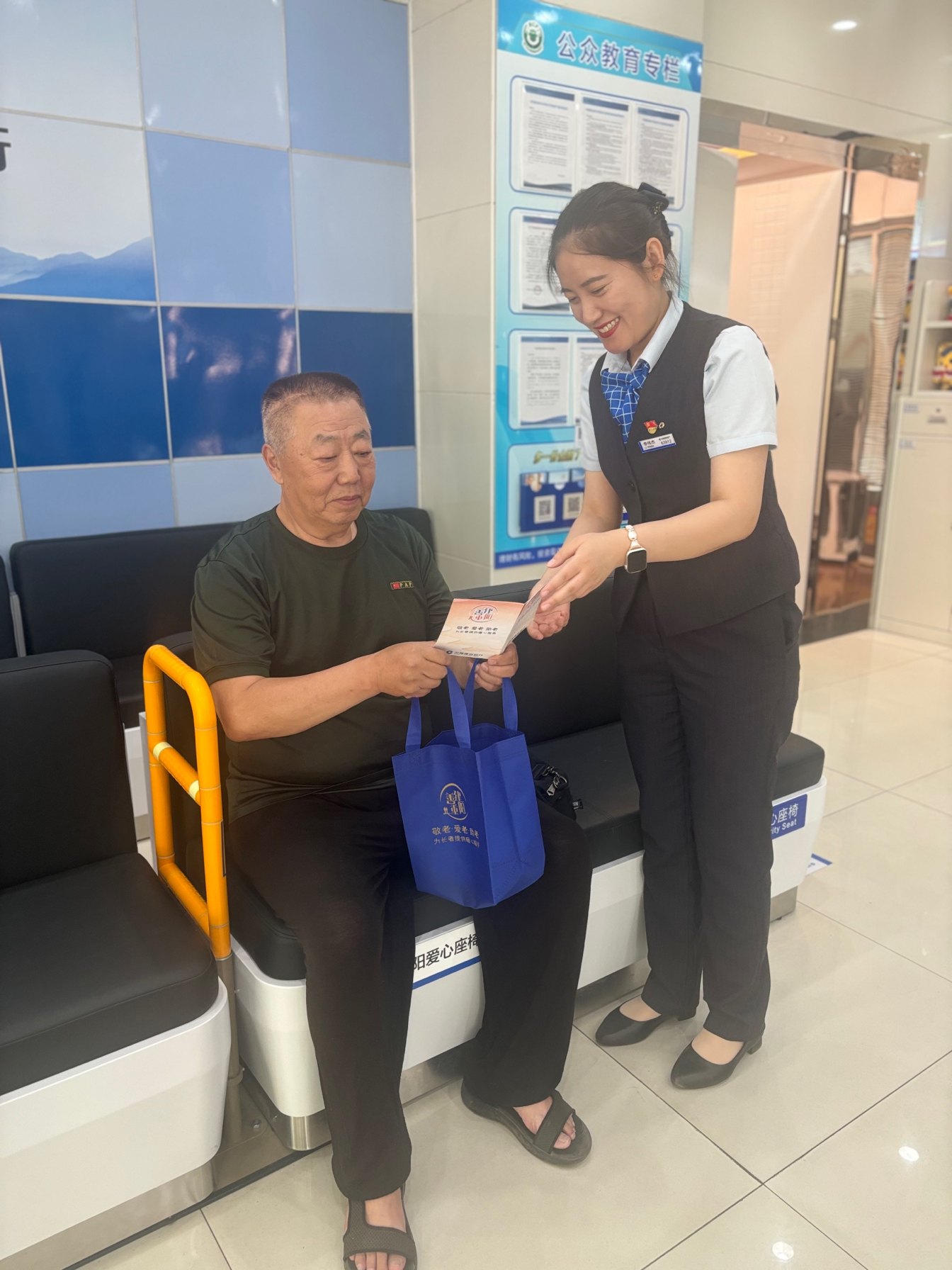 建行济南济钢支行:为客户送上“意外”生日礼,暖心服务收获“银发宣传员”