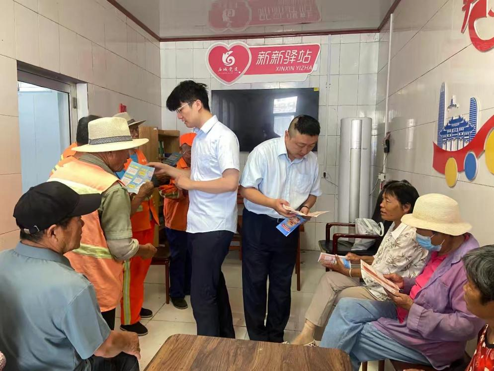 建行济南历城支行:金融知识课堂开进环卫所,为环卫工人筑牢“防诈防线”