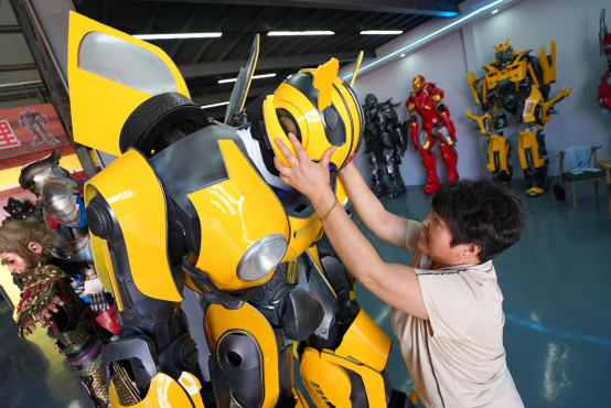 融媒·见证丨“麦田守望者”转型造“机甲”，探索乡村振兴新路径——村里走出“机甲女王”