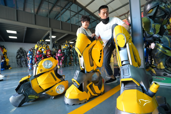 融媒·见证丨“麦田守望者”转型造“机甲”，探索乡村振兴新路径——村里走出“机甲女王”