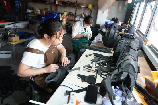 融媒·见证丨“麦田守望者”转型造“机甲”，探索乡村振兴新路径——村里走出“机甲女王”