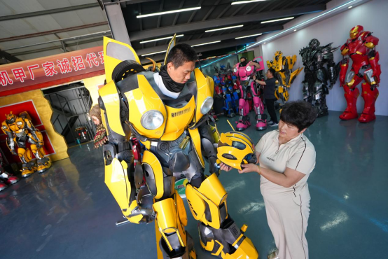 融媒·见证丨“麦田守望者”转型造“机甲”，探索乡村振兴新路径——村里走出“机甲女王”