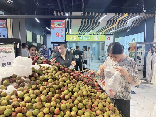 济南各大商超荔枝热销，预计价格还会继续降
