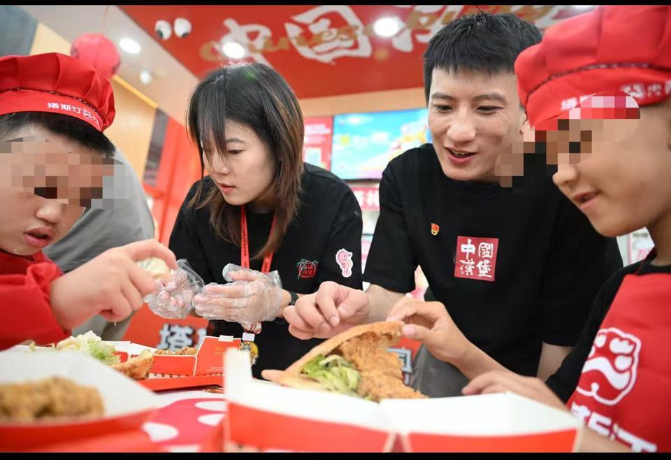 塔斯汀“汀”见星光，“益起画春天”公益活动温暖启幕
