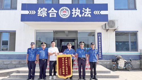 一面锦旗背后的“城管温度” 济阳城管精准帮扶助异乡商户安家立业