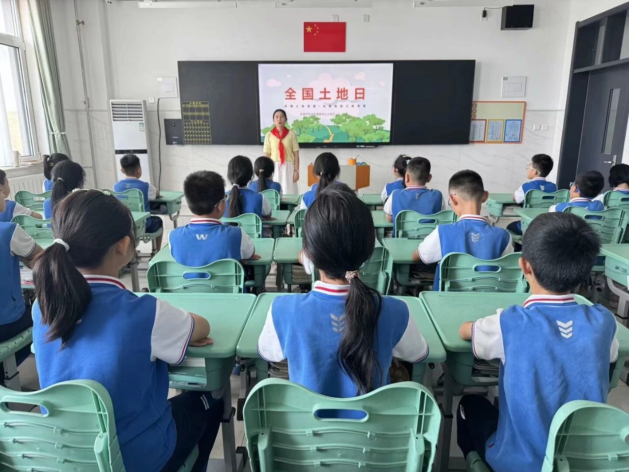 童趣爱沃土 绿意满未来——济南市历城区董家中心小学全国土地日主题活动
