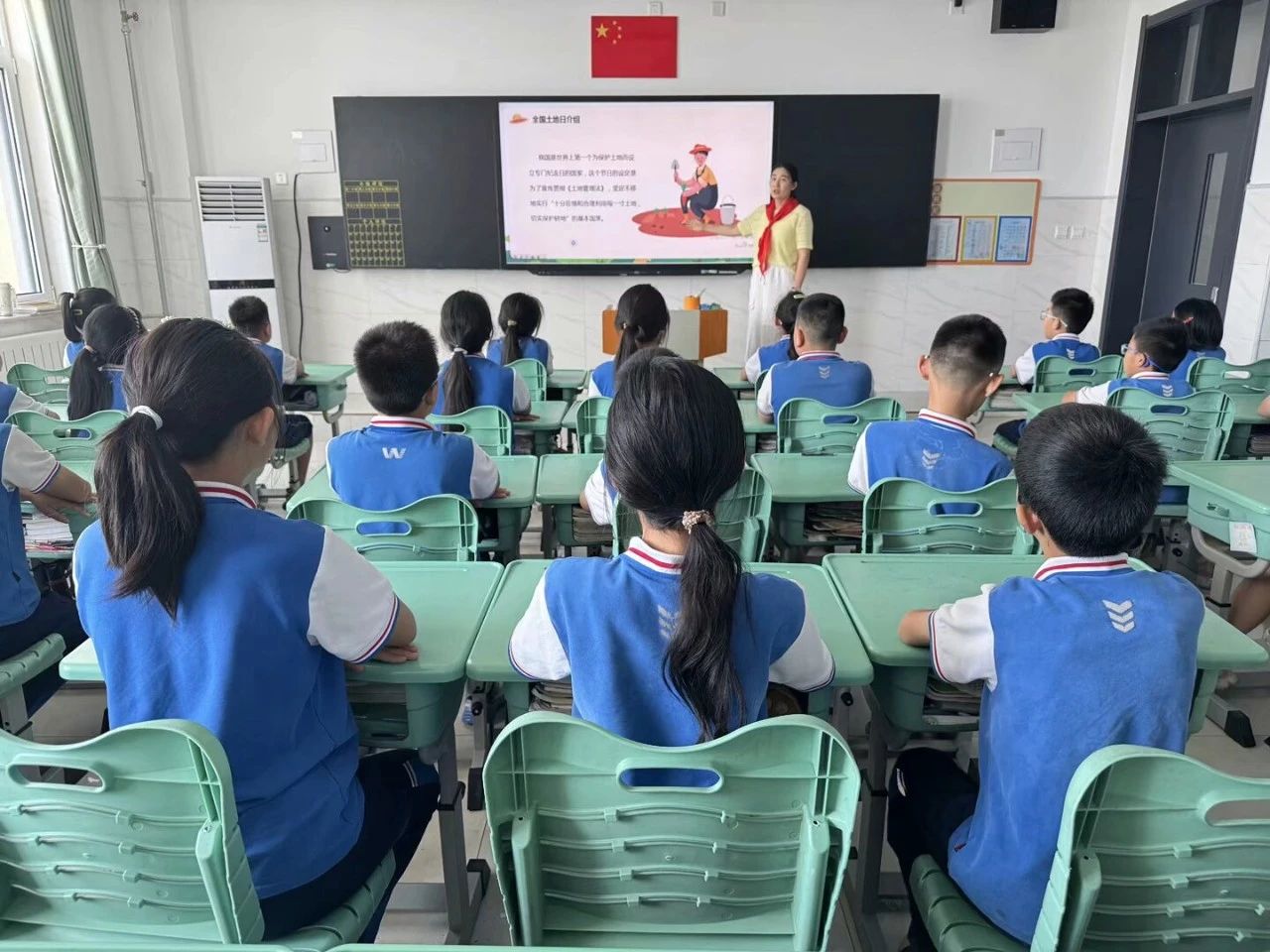 童趣爱沃土 绿意满未来——济南市历城区董家中心小学全国土地日主题活动