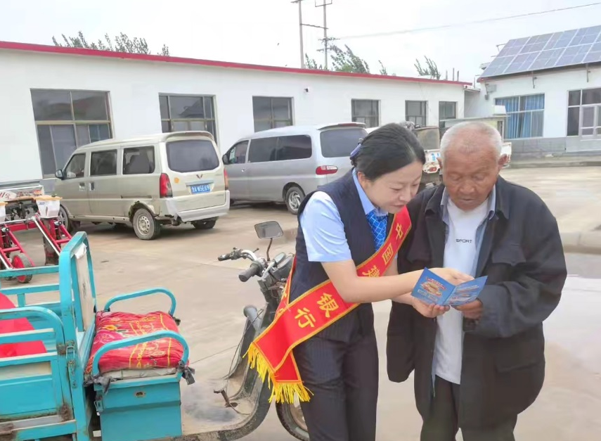 跑遍城镇与乡村,守好居民“钱袋子”