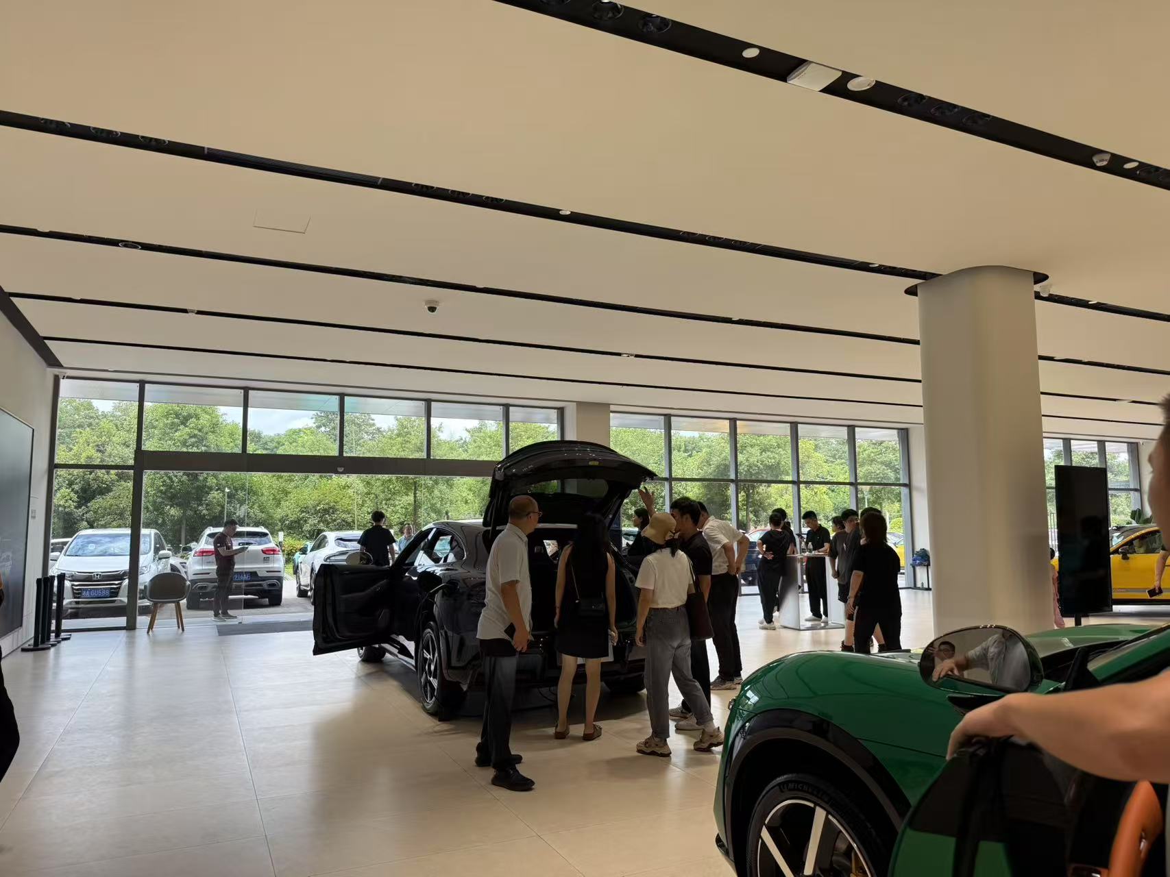 小米YU7上市首日，门店看车、试驾需排队