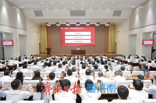 刘强到市委办公厅讲深入贯彻中央八项规定精神学习教育专题党课 深入贯彻中央八项规定及其实施细则精神 以过硬作风不断开创“三服务”工作新局面