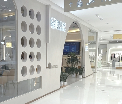 女子肋骨骨折认为是按摩技师手法不当所致，涉事门店予以否认，建议顾客进行专业鉴定