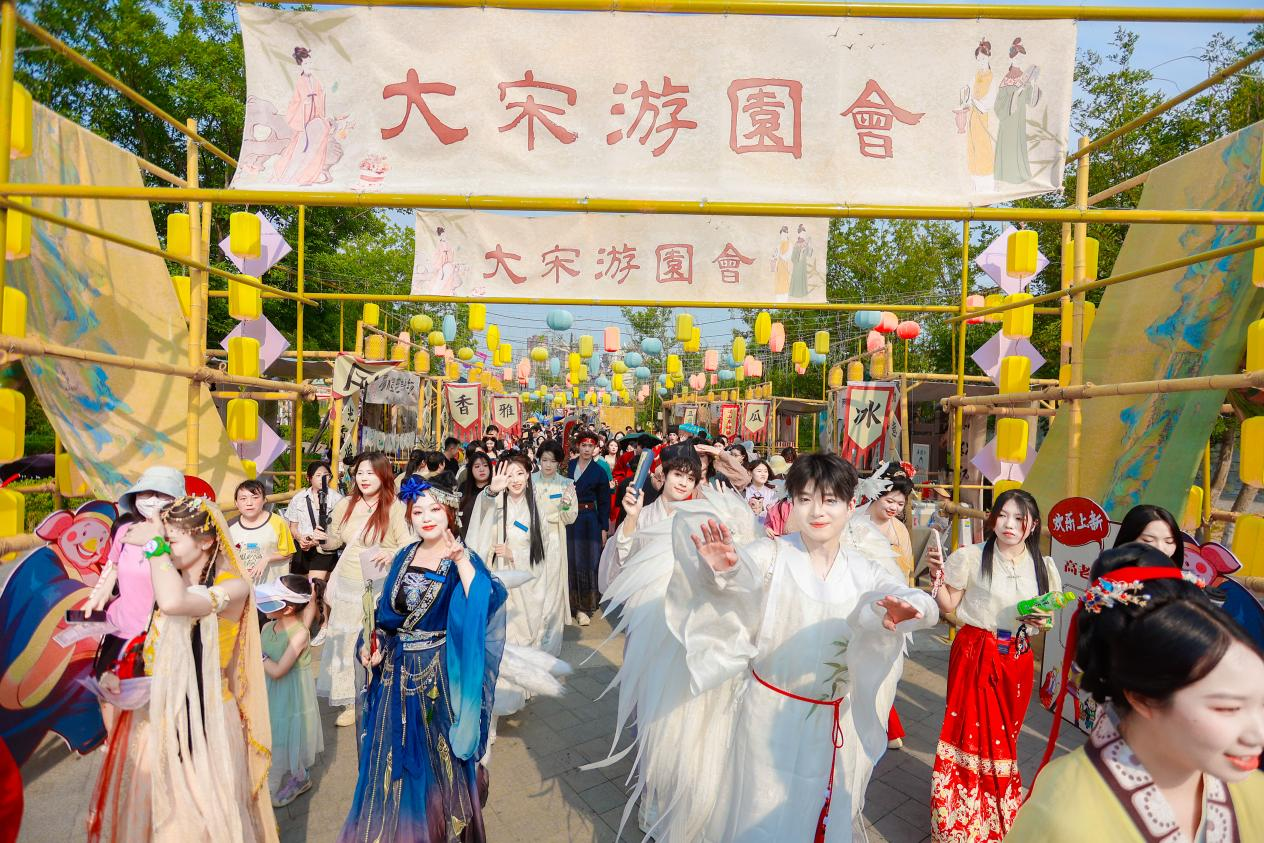 开放式乐园焕新启幕，沉浸式融合体验等你来嗨——暑假这一站来济南融创文旅城嗨翻一夏