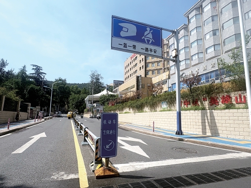 济南这条路为何机动车需“靠左行驶”？记者实探：双向提前掉头破解交通“肠梗阻”