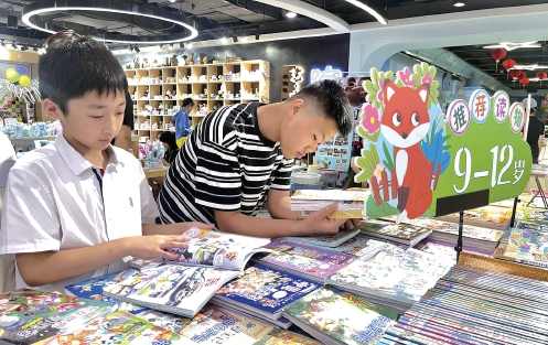 暑热难挡阅读潮 书店变身清凉“充电舱”