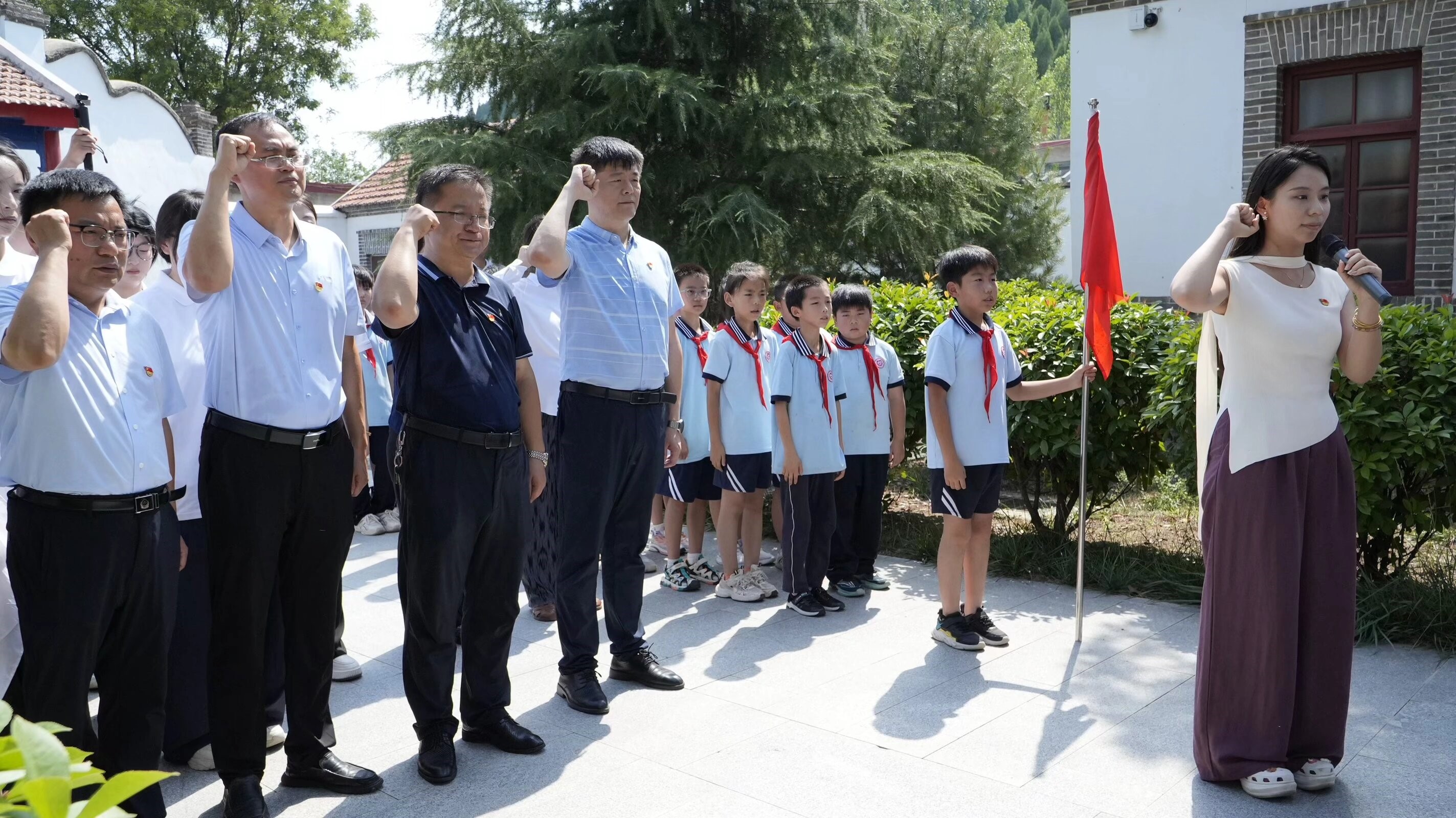 信仰之光照亮育人路！政府高校携手小学共启红色文化传承新篇章