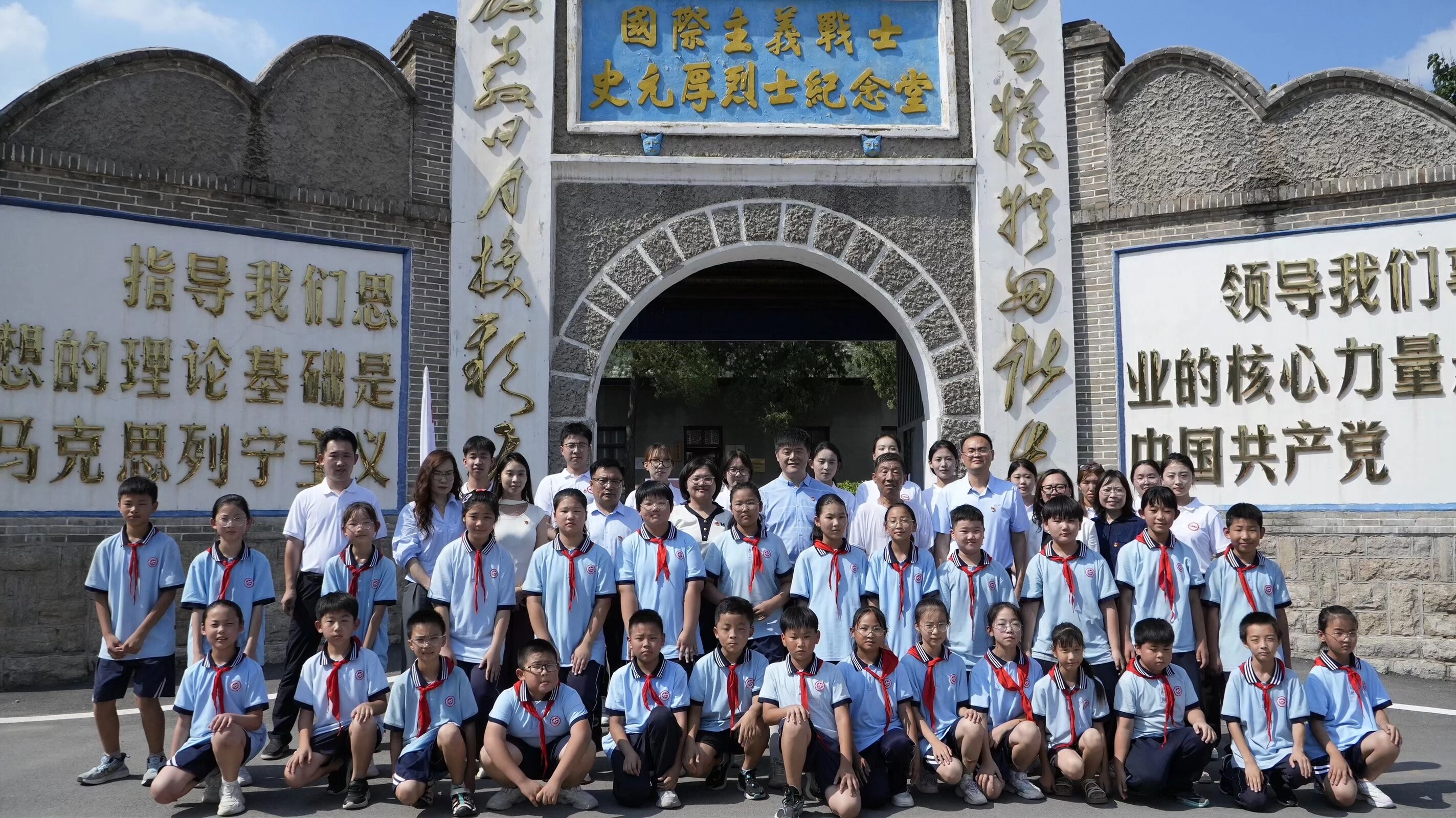 信仰之光照亮育人路！政府高校携手小学共启红色文化传承新篇章
