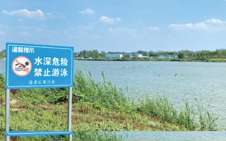 济南高温下的危险水域：野泳者无视警示牌和喇叭喊话，有岸边还售卖泳衣等装备