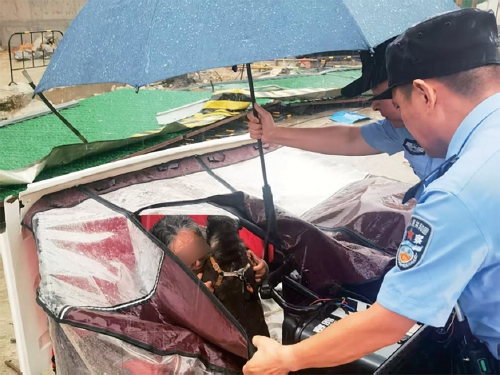 三轮车侧翻老人被困，还好众人伸出援手