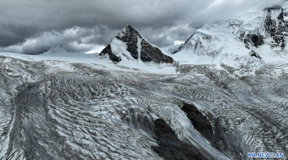 눈부신 60년, 매력적인 새로운 시짱｜하늘에서 내려다본 싸푸 설산