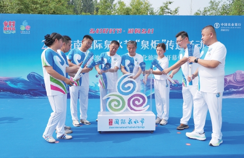 浪溪河畔引“泉炬” 2025济南国际泉水节“泉炬”传递走进平阴洪范泉群