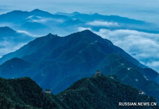 Участок Юймулин Великой Китайской стены в море облаков