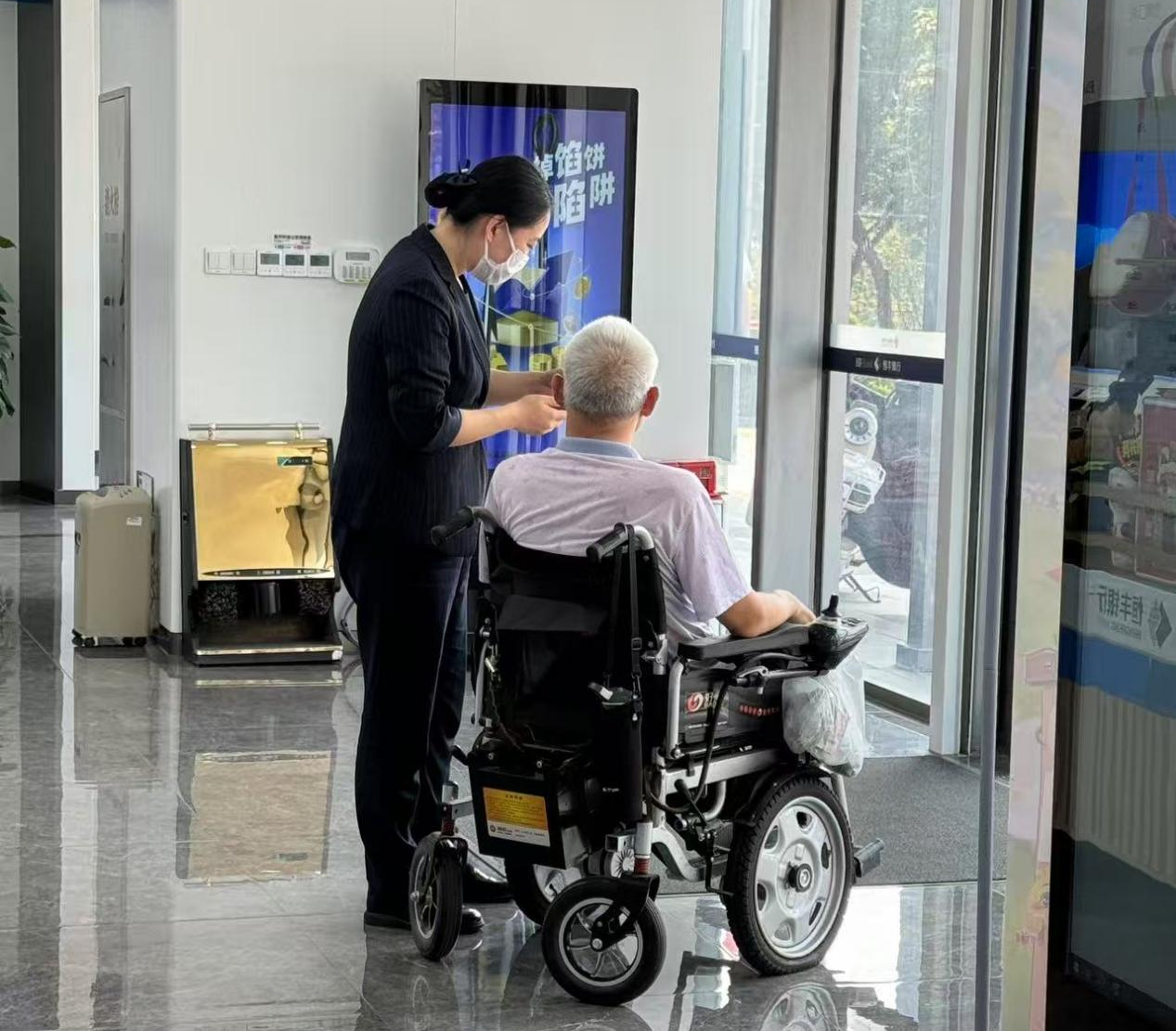 轮椅上的“暖心”之旅 恒丰银行济南分行金融服务有爱无“碍”