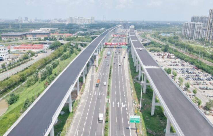 项目强省会｜京台高速公路改扩建项目部分高架段开铺沥青层