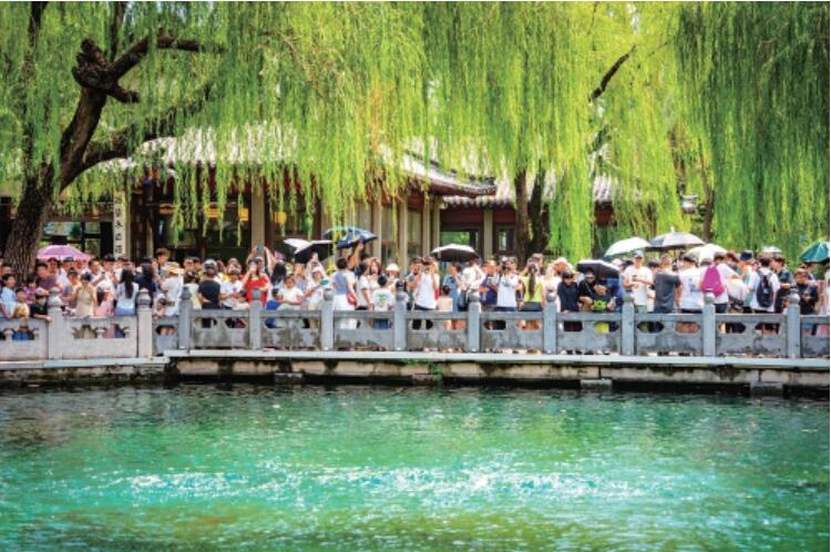 趵突泉水位单日猛涨18厘米，游客争睹胜景