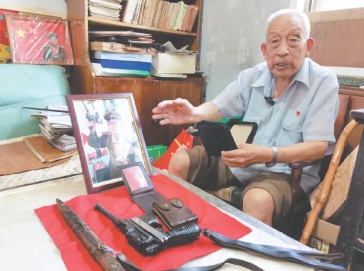 百岁抗战老兵滕西远和他珍藏的“老物件”