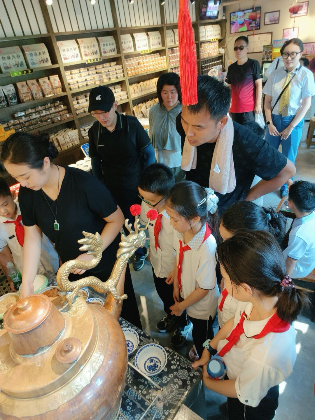 历下区龙奥学校红领巾寻访主题实践活动之舌尖非遗----探寻泉城老字号美食