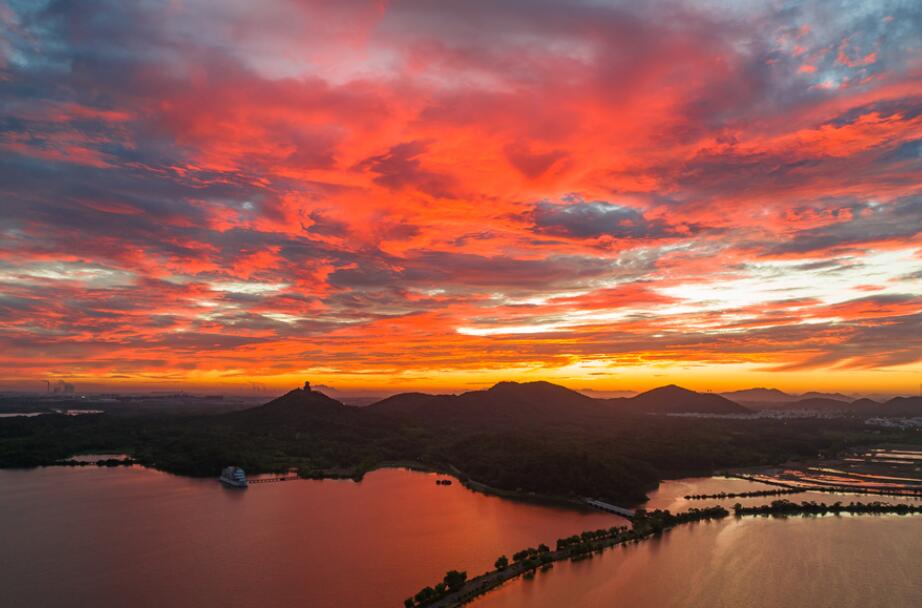 中 안후이 츠저우시 하늘 곱게 물들인 아침노을
