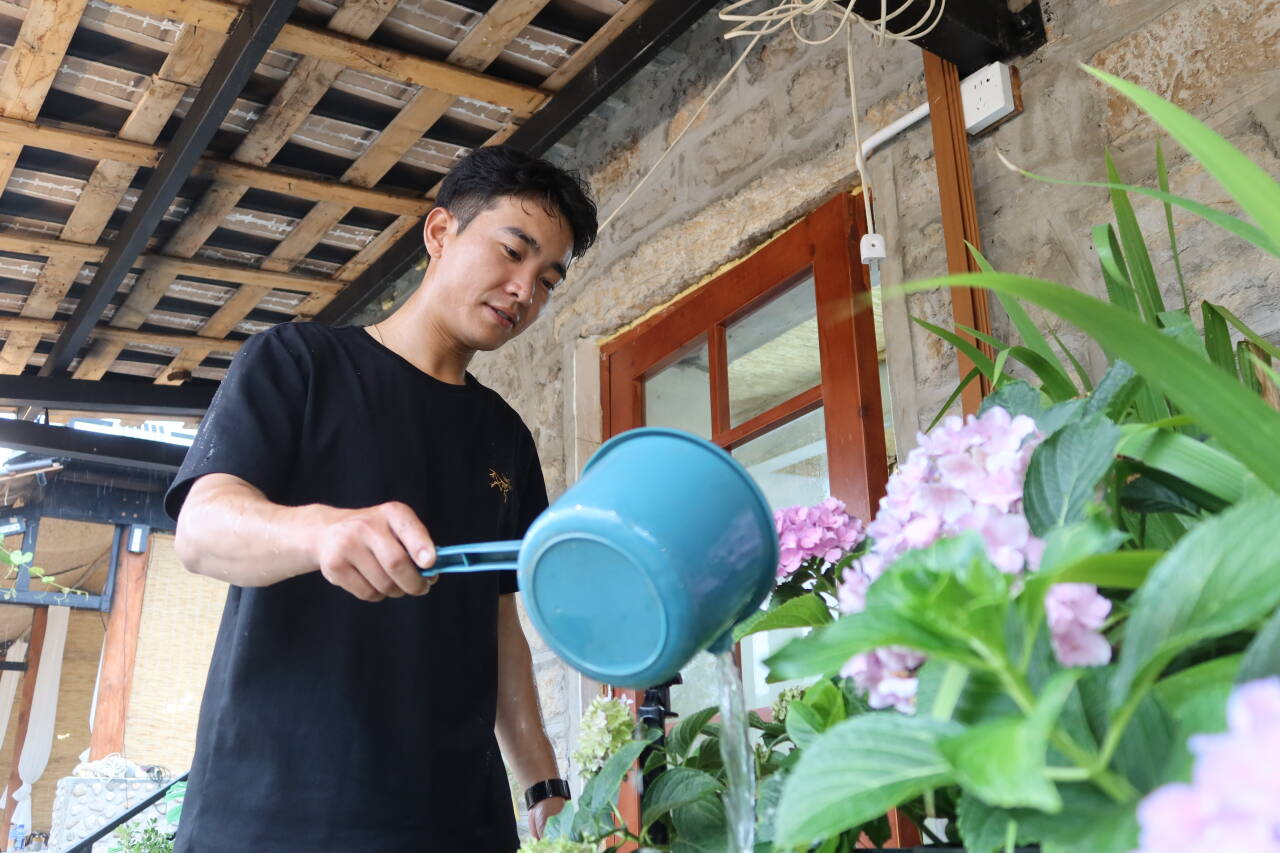 融媒·画像丨“十八般武艺”傍身，“95后”小伙返乡“开荒”——一院灯火听河吟