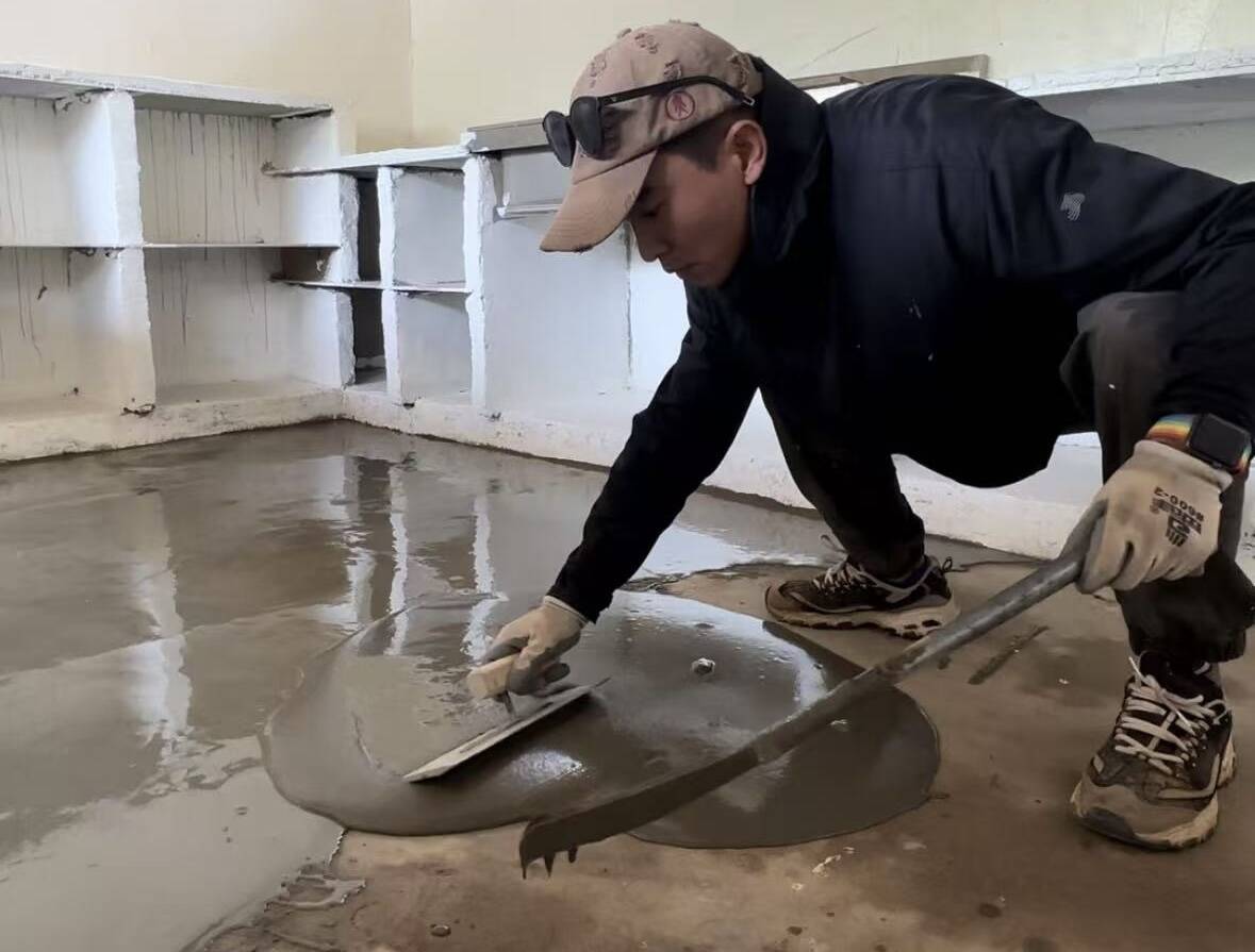 融媒·画像丨“十八般武艺”傍身，“95后”小伙返乡“开荒”——一院灯火听河吟