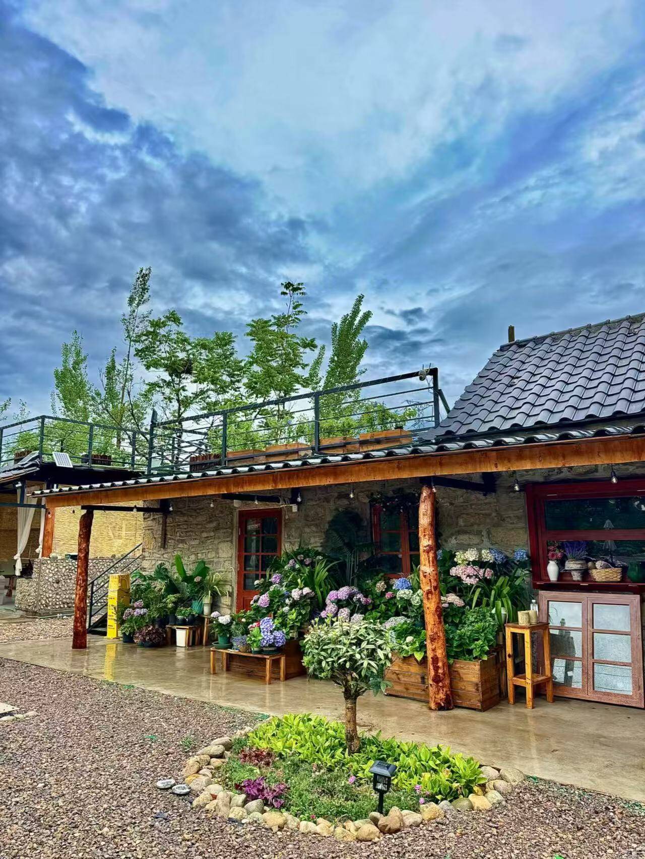 融媒·画像丨“十八般武艺”傍身，“95后”小伙返乡“开荒”——一院灯火听河吟