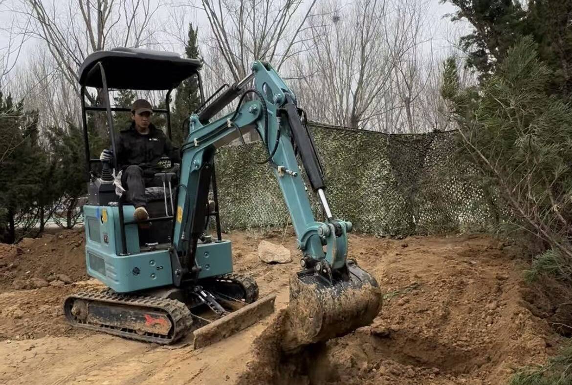 融媒·画像丨“十八般武艺”傍身，“95后”小伙返乡“开荒”——一院灯火听河吟