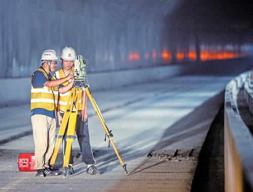 济滨高铁机场隧道顺利贯通